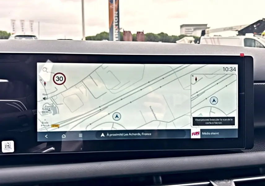 Écran tactile 12,3 pouces affichant la navigation GPS dans l'habitacle du Hyundai Tucson blanc 2026.