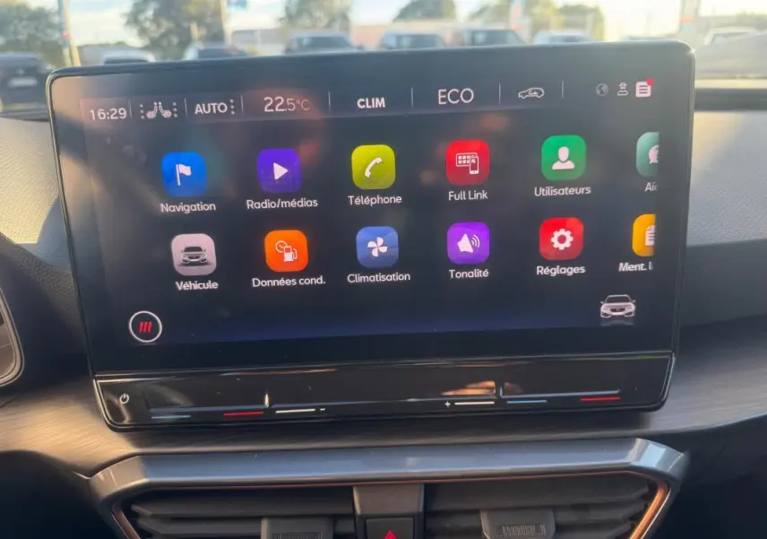 Écran tactile central de la CUPRA Leon Sportstourer 2024 affichant les options de navigation et climatisation.