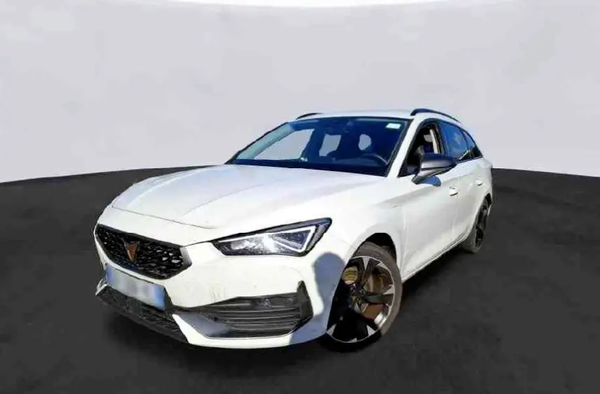 Vue 3/4 avant droite d'une CUPRA Leon Sportstourer blanche 2024 avec calandre noire et jantes foncées distinctives.