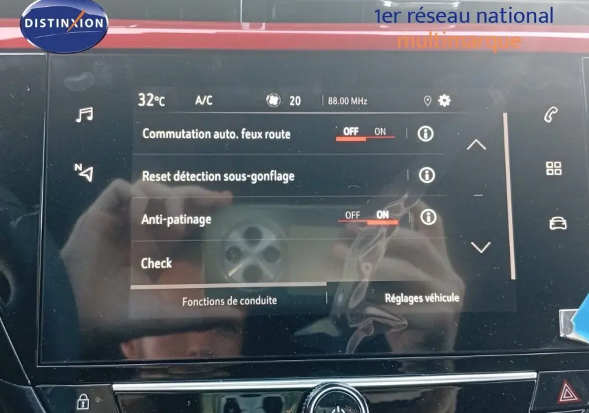Écran tactile du tableau de bord de l’Opel Corsa rouge Kardio métal avec toit noir, affichant les réglages de conduite.