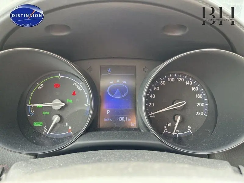 Tableau de bord du Toyota C-HR 122h Collection 2019 montrant compteurs et écran multifonction au centre.