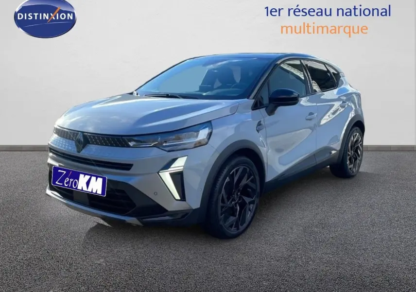 Renault Captur E-Tech hybride 2025 gris Rafale métal, vue 3/4 avant avec toit noir et jantes noires distinctives.