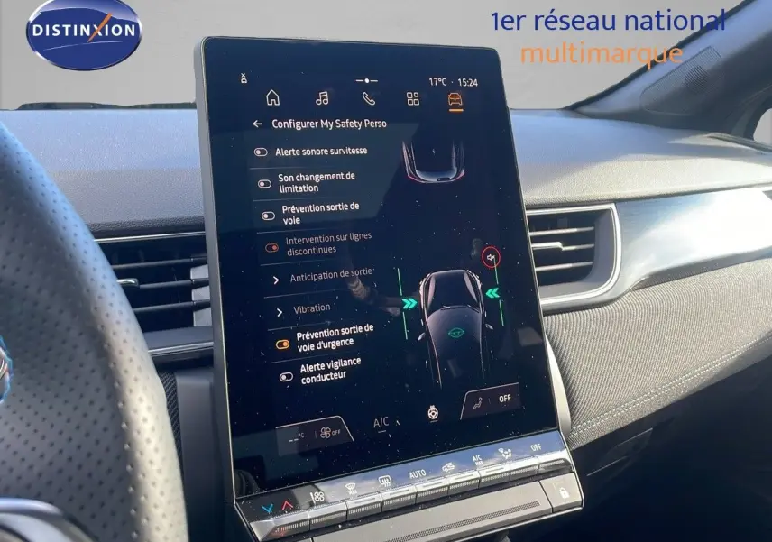 Vue intérieure du tableau de bord du Renault Captur E-Tech hybride 2025 avec écran tactile central affichant les aides à la conduite.
