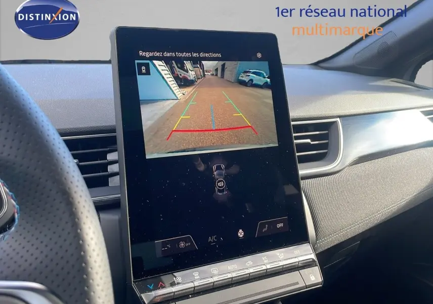 Vue intérieure centrée sur l'écran tactile affichant la caméra de recul du Renault Captur gris rafale 2025.