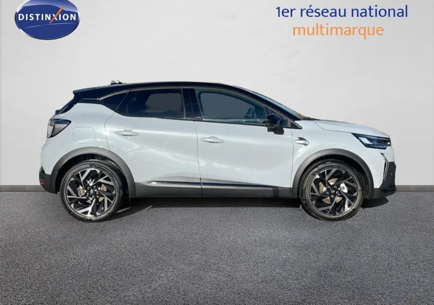 Profil latéral droit du Renault Captur E-Tech hybride 2025 gris Rafale métal avec toit noir et jantes noires.