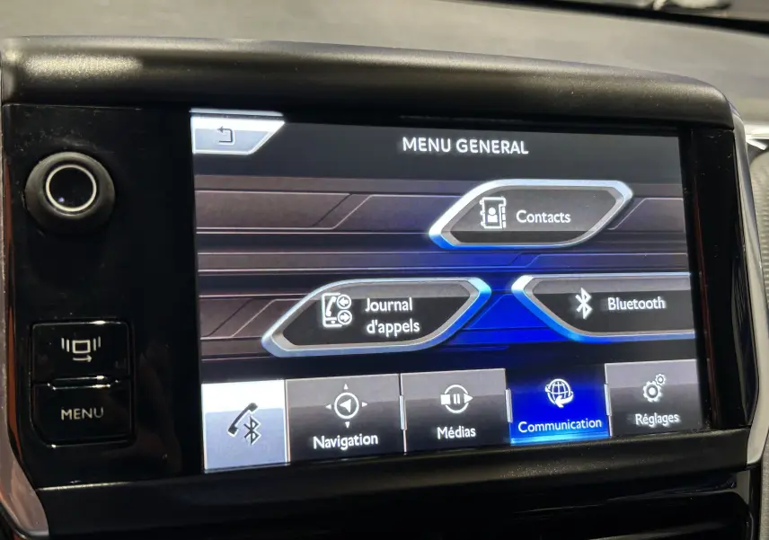 Écran tactile central du Peugeot 2008 blanc de 2014 affichant le menu général avec options Bluetooth et navigation.