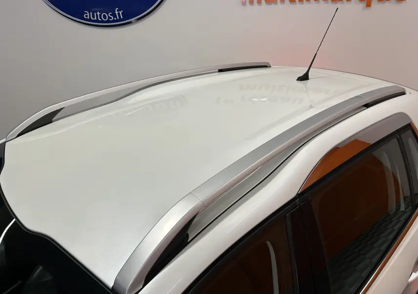 Toit blanc de Peugeot 2008 VTi 82 Allure 2014 vu en plongée, avec barres de toit argentées et antenne.