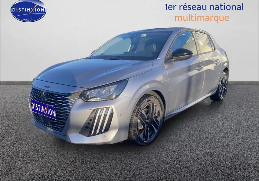 Vue 3/4 avant droit d'une Peugeot 208 gris artense avec jantes alu et phares LED allumés.