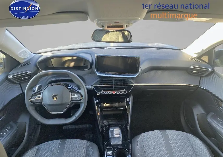 Vue intérieure avant du tableau de bord et volant de la Peugeot 208 1.2 hybrid 110 allure e-dcs6, ambiance noire moderne.