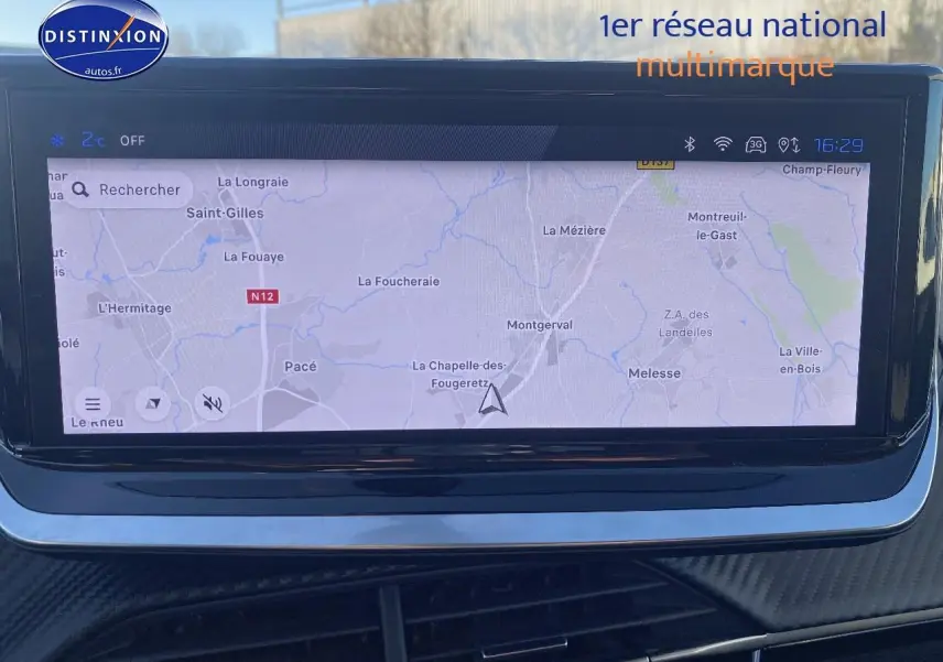 Écran tactile de navigation du tableau de bord d'une Peugeot 208 1.2 hybrid 110 allure gris Artense, vue intérieure frontale.