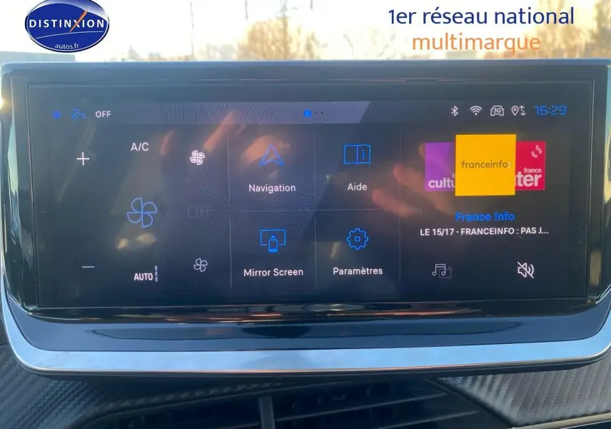 Écran tactile multifonction intérieur de la Peugeot 208 gris Artense, vue frontale du tableau de bord.