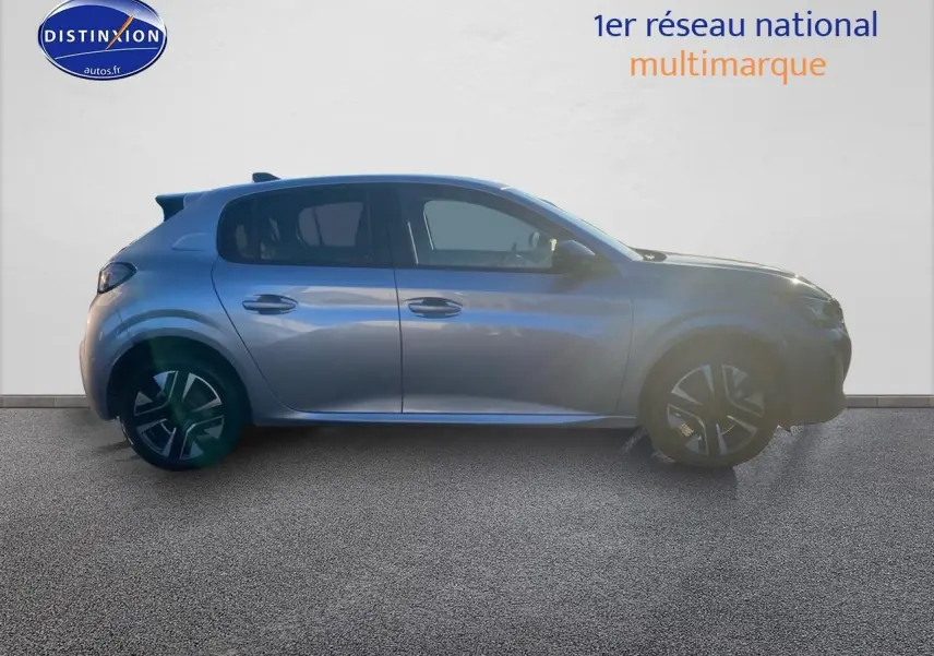 Profil droit de la Peugeot 208 1.2 hybrid 110 allure e-dcs6 en gris artense avec jantes alu distinctives.