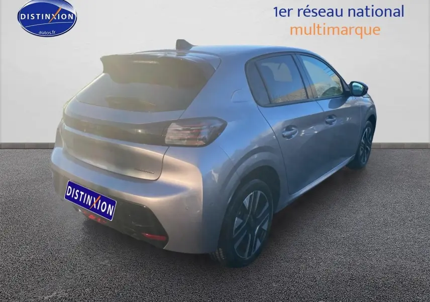 Vue 3/4 arrière droite d'une Peugeot 208 gris artense avec jantes alu et vitres teintées.