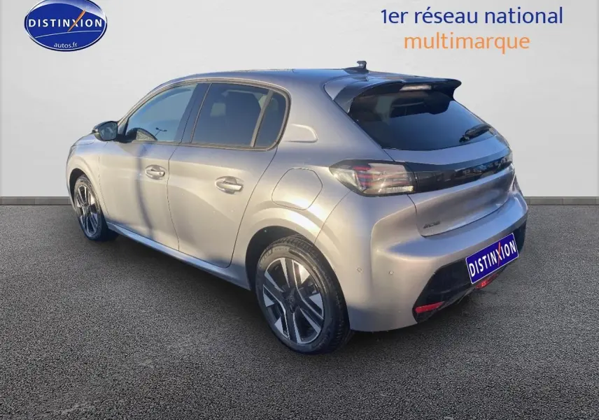 Peugeot 208 gris artense vue 3/4 arrière droit, avec jantes alu et vitres arrière teintées.