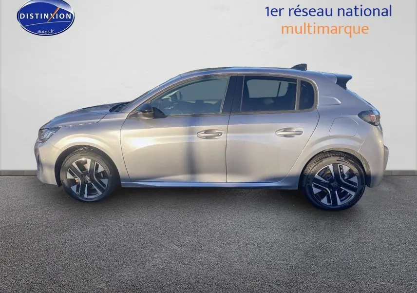 Profil droit d'une Peugeot 208 gris artense 2025 avec jantes alu et vitres teintées sur fond neutre.
