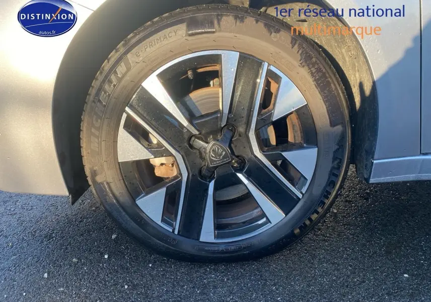 Gros plan sur la jante alu noire et argentée de la PEUGEOT 208 gris artense, côté droit arrière.