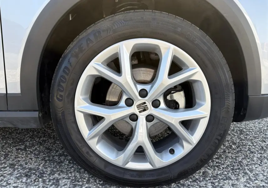 Gros plan sur la jante alliage 16 pouces avec logo SEAT d'une SEAT Arona 2024 couleur Rouge Passion.