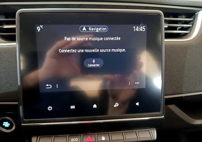 Écran tactile central de la Renault ZOE Business R110 blanc, affichant le menu de connexion Bluetooth.