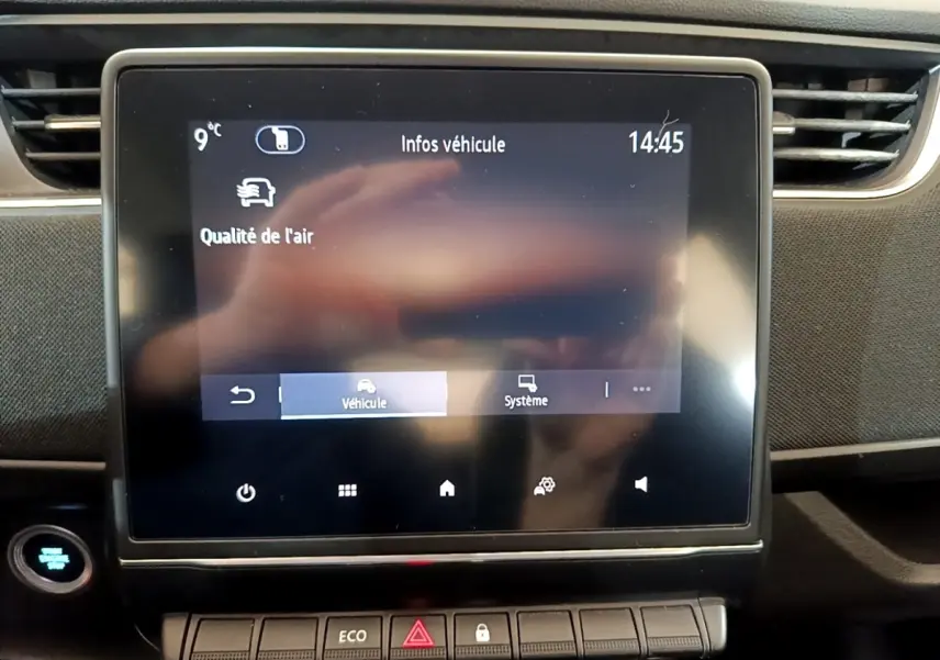 Écran tactile central affichant les infos véhicule dans l’habitacle noir d’une Renault ZOE blanche de 2021.