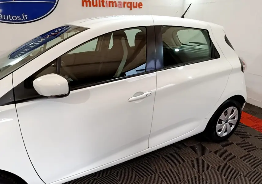 Profil droit de la Renault ZOE Business R110 blanc de 2021, vue sur la porte et la roue arrière.