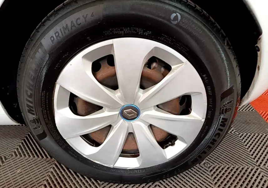 Gros plan sur la roue avant droite blanche d'une Renault ZOE Business R110 2021 avec jante et pneu Michelin.