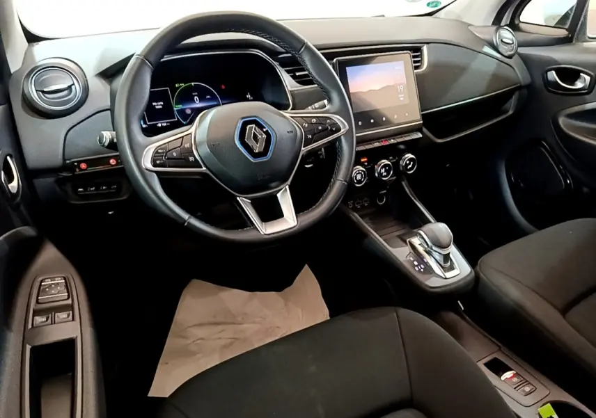 Vue intérieure côté conducteur de la Renault ZOE Business R110 2021, volant cuir et écran tactile central.