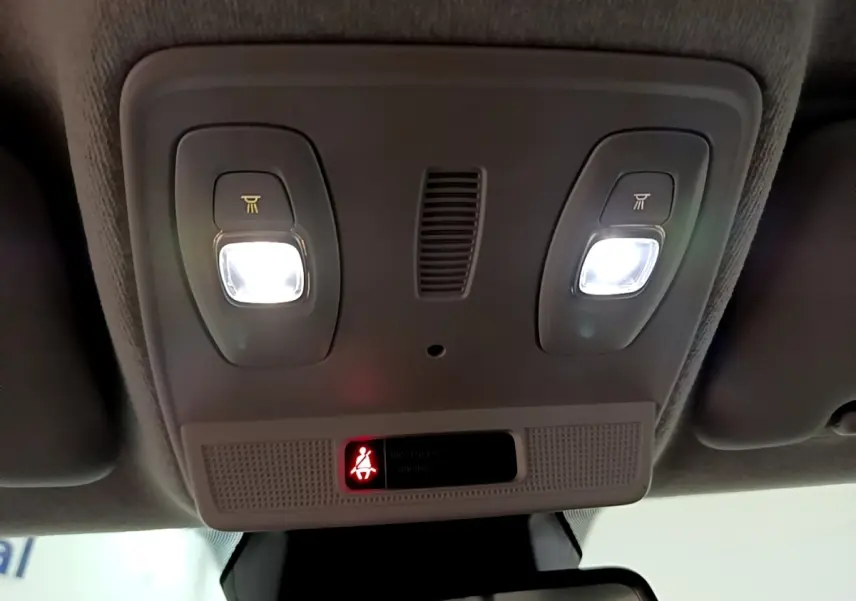 Plafonnier intérieur avec éclairage LED allumé et témoin de ceinture de sécurité rouge dans une Renault ZOE blanche de 2021.