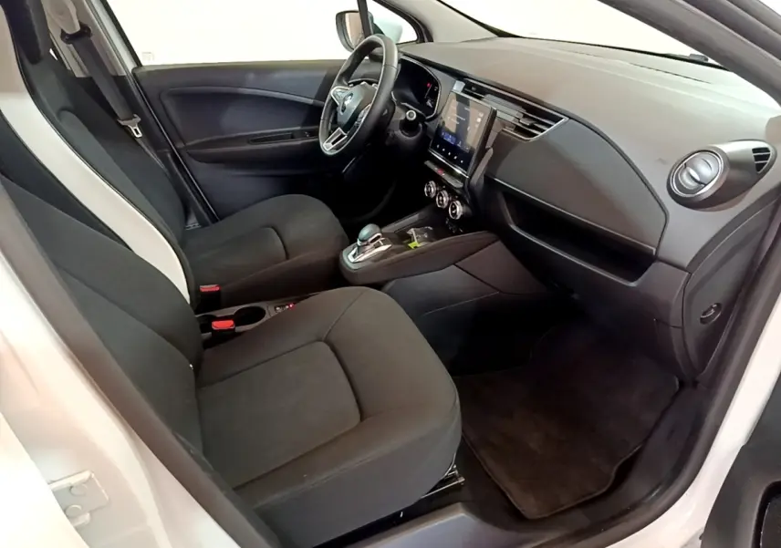 Intérieur avant droit de la Renault ZOE Business R110 blanc, avec tableau de bord moderne et écran tactile central.