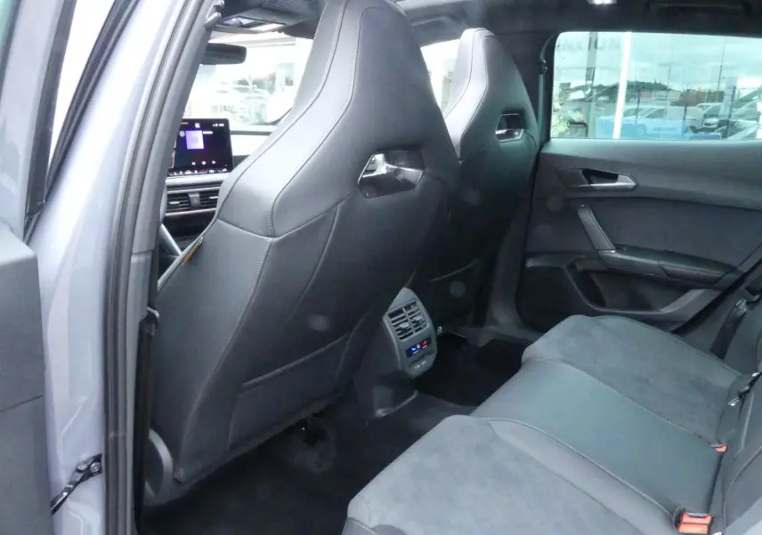 Vue arrière intérieure du CUPRA Formentor gris Graphène, sièges arrière en suédine noire avec contre-portes assorties.