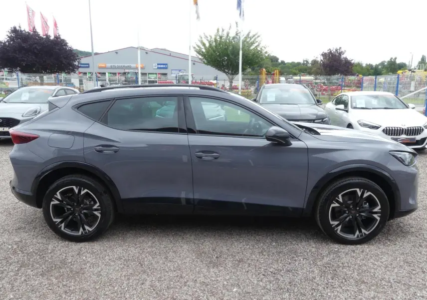 Profil droit du CUPRA Formentor gris Graphène avec jantes alliage noires et coques de rétroviseurs noires contrastantes.