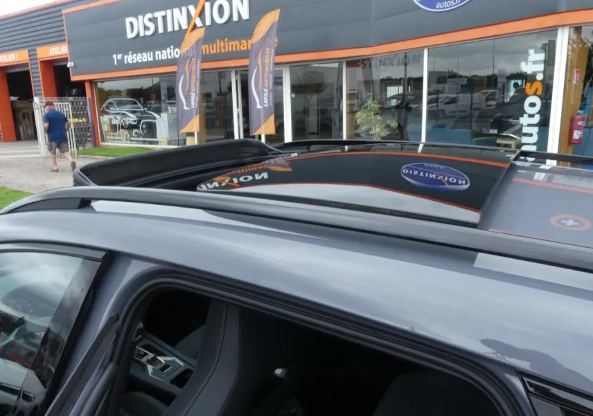 Toit ouvrant panoramique ouvert sur un CUPRA Formentor gris Graphène vu de dessus côté gauche, avec barres de toit noires.