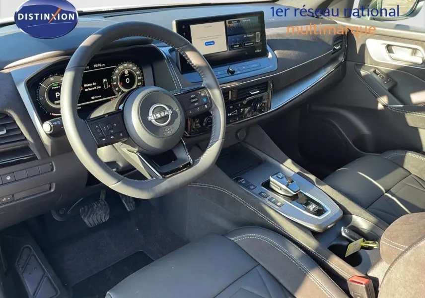 Vue intérieure avant droite du Nissan Qashqai 2025, volant multifonction, écran tactile et sellerie cuir noire.