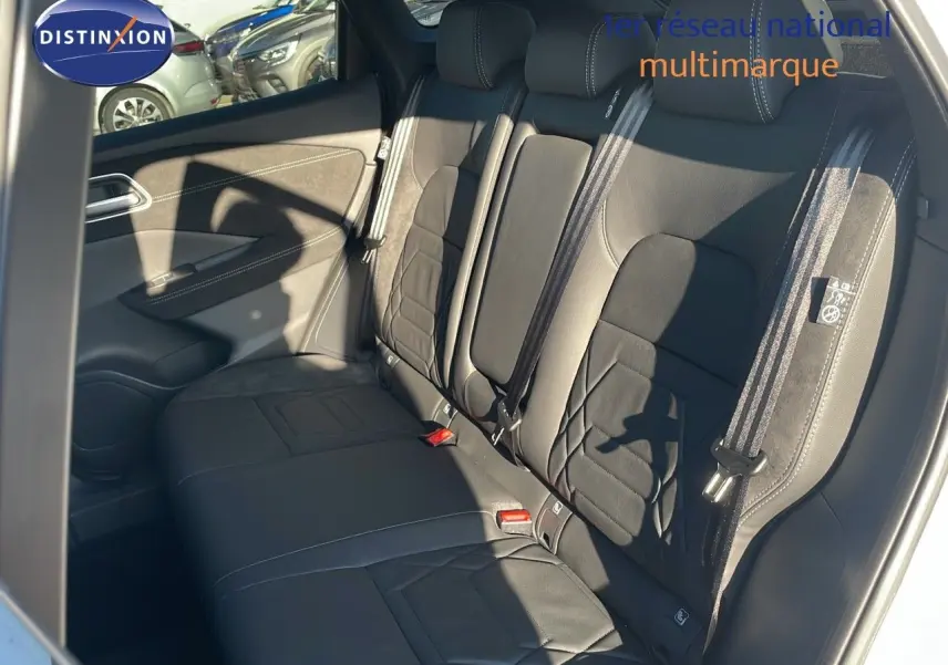 Vue intérieure montrant la banquette arrière en cuir noir du Nissan Qashqai 2025, avec ceinture de sécurité et porte côté gauche.