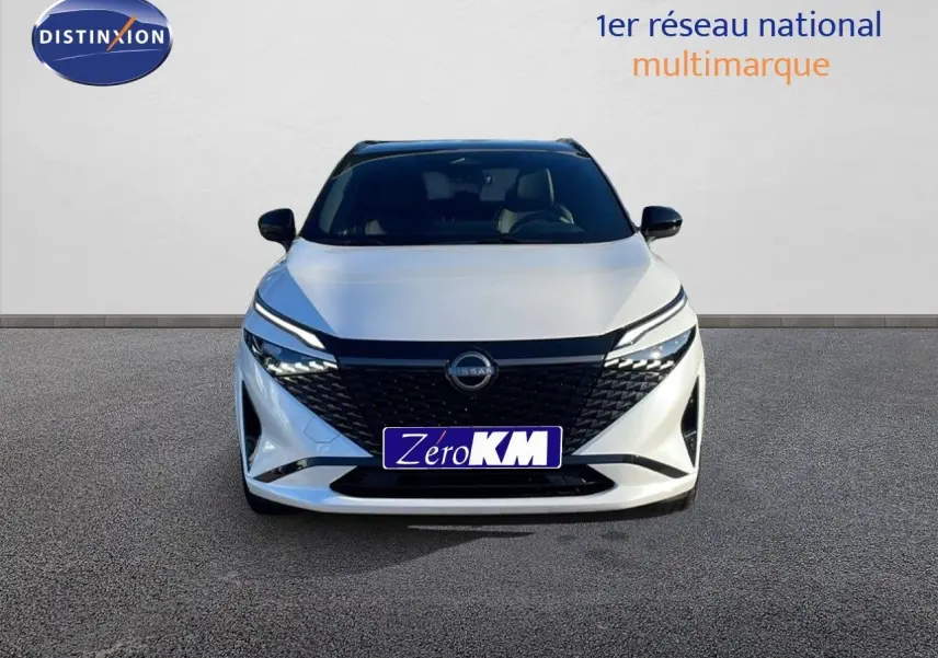 Vue avant du Nissan Qashqai blanc nacré avec toit noir, mettant en valeur sa calandre noire et ses phares LED fins.