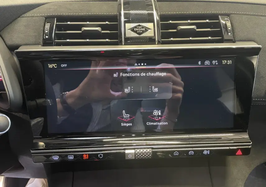 Écran tactile central du DS7 Crossback gris titanium, affichant les fonctions de chauffage, entouré de finitions noires et chrome.