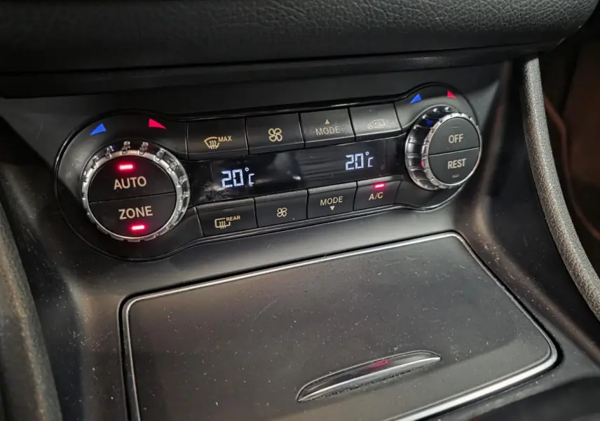 Gros plan sur la commande de climatisation automatique bi-zone de la Mercedes CLA Shooting Brake gris, affichant 20°C.