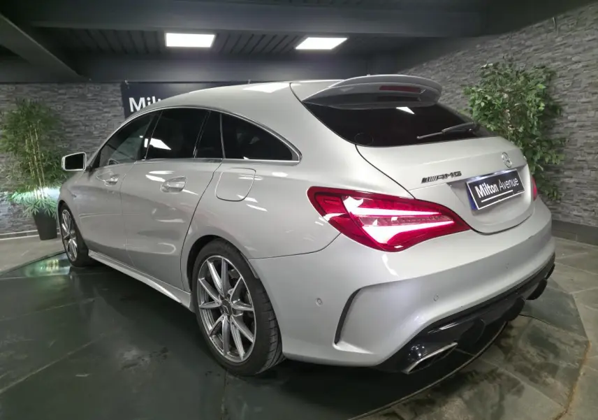 Vue 3/4 arrière droite d'une Mercedes CLA Shooting Brake AMG gris avec feux arrière LED et jantes alliage 18 pouces.