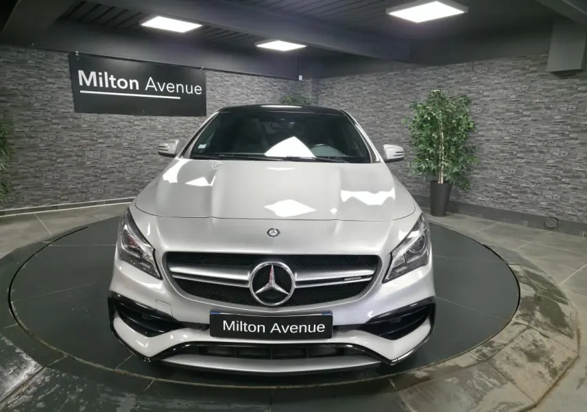 Vue avant d'une Mercedes Classe CLA Shooting Brake 45 AMG gris métallisé, avec calandre AMG et détails noirs.