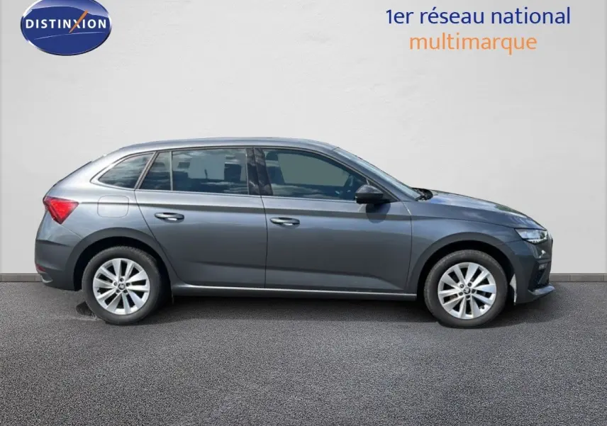 Vue latérale droite d'une Skoda Scala 2025 gris magnétique métallisé avec jantes alliage et vitres teintées.