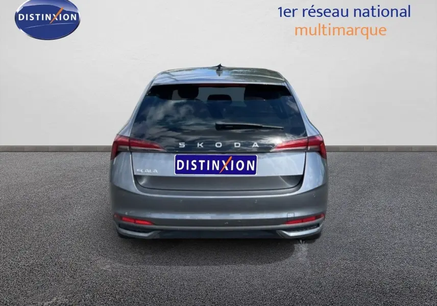 Vue arrière d'une Skoda Scala gris magnétique métal 2025 avec feux arrière allongés et hayon lisse.