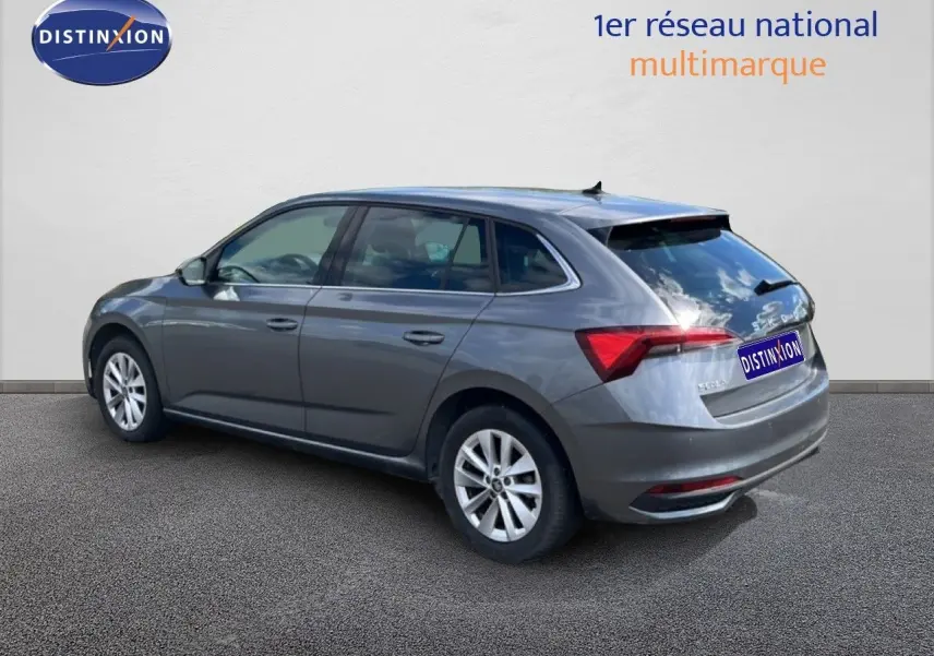Vue 3/4 arrière droite d'une Skoda Scala gris magnétique métallisé avec feux arrière LED et jantes alliage 16 pouces.