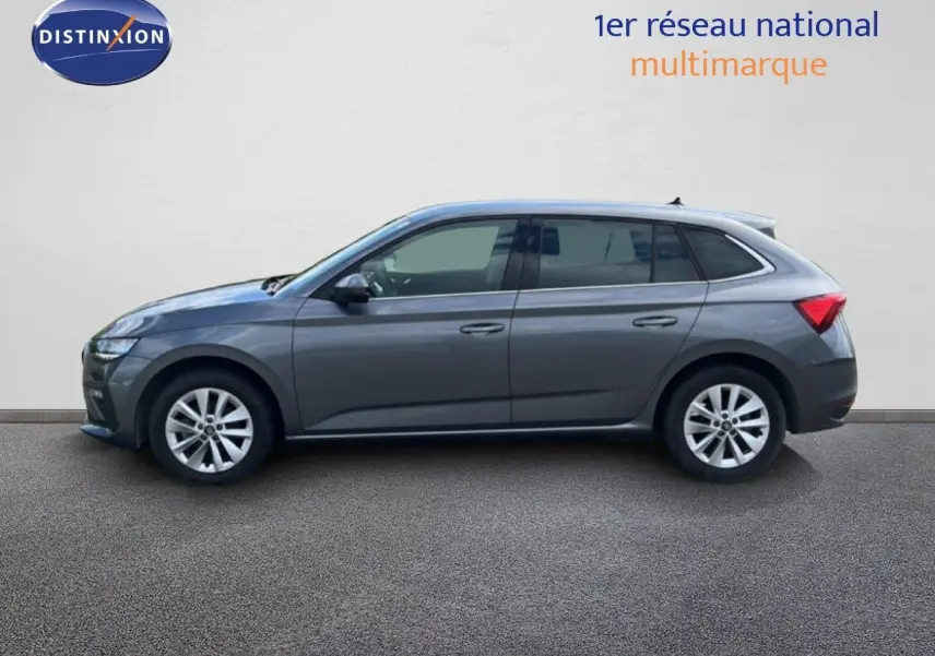 Vue de profil côté gauche d'une Skoda Scala 2025 gris magnétique métal avec jantes alliage et lignes épurées.