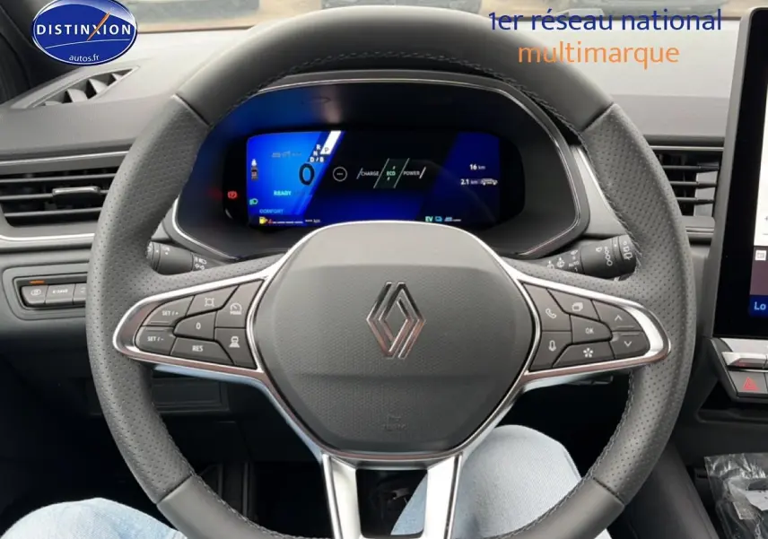 Vue intérieure centrée sur le volant noir perforé avec logo Renault et tableau de bord numérique bleu du Symbioz 2026.