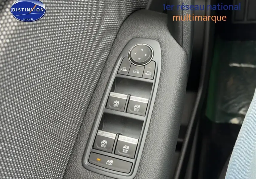 Gros plan sur les commandes des vitres électriques et rétroviseurs sur la porte côté conducteur du Renault Symbioz bleu mercure.