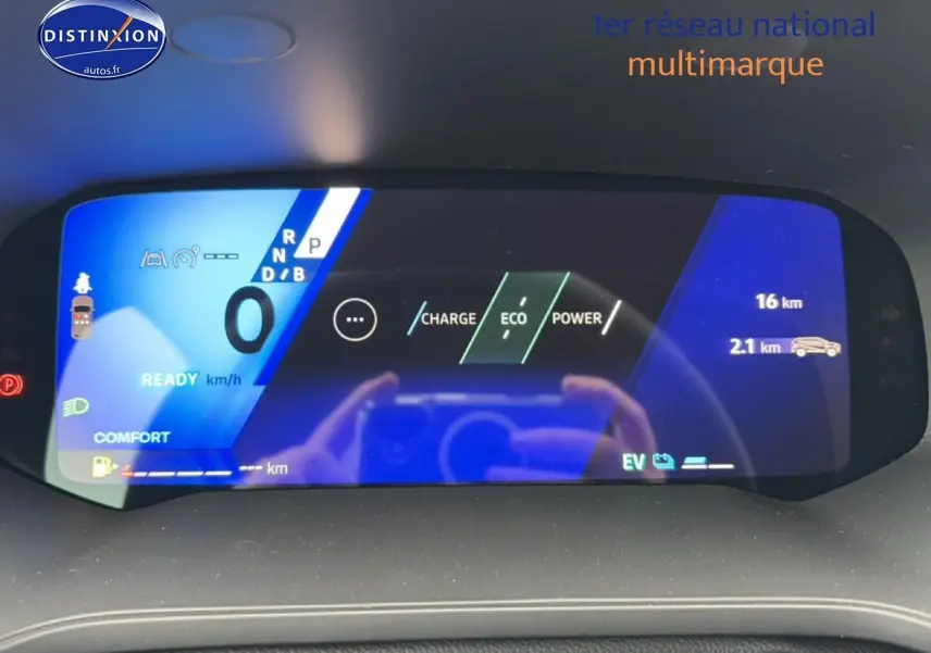 Tableau de bord numérique de Renault Symbioz bleu mercure affichant mode éco et autonomie, vue intérieure avant.