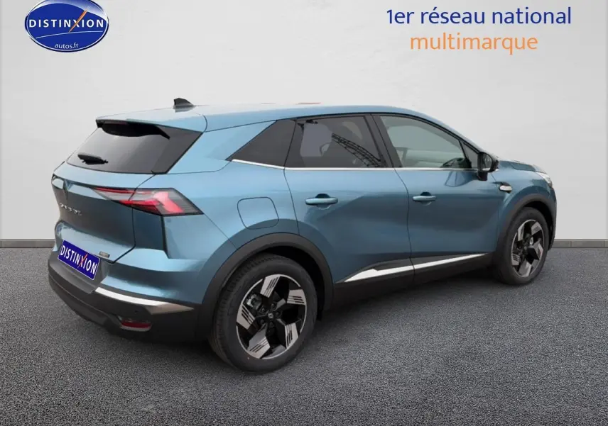 Vue 3/4 arrière droite d'un Renault Symbioz bleu mercure avec jantes alliage et vitres surteintées.
