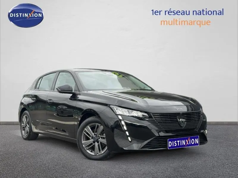 Peugeot 308 noir Perla Nera vue 3/4 avant droit, avec calandre noire et feux LED verticaux distinctifs.