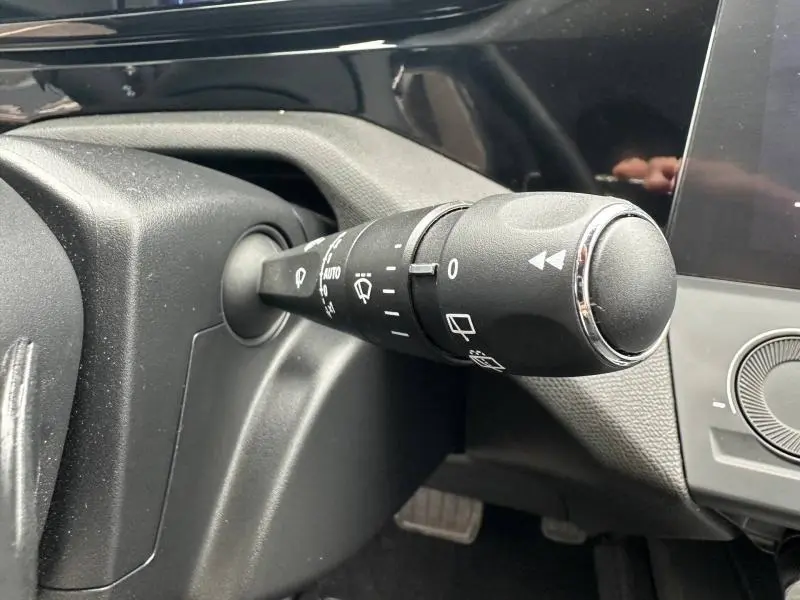 Gros plan sur la commande des essuie-glaces côté gauche du tableau de bord de la Peugeot 308 Noir Perla Nera 2024.