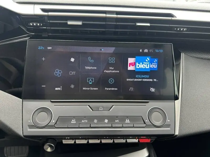 Vue rapprochée de l’écran tactile et des commandes grises du tableau de bord de la Peugeot 308 2024 noir Perla Nera.