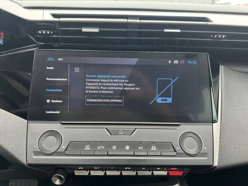 Vue rapprochée de l'écran tactile central et des commandes de climatisation de la Peugeot 308 2024, intérieur moderne noir.